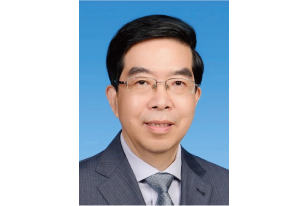 黄震 博士，中国工程院院士，上海交通大学国家电投智慧能源创新学院院长、能源发展研究院院长、碳中和发展研究院院长